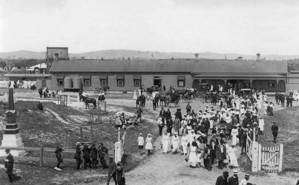 Passengers leaving the Byron Bay station 1910’s EJW Photo – RTRL. 